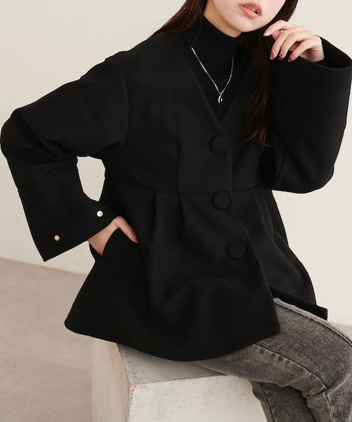 natural couture(ナチュラルクチュール)の「くるみ釦ペプラムジャケット(ノーカラージャケット・レディース・モカ/アイボリー/ブラック/ブラウン・FREE)」の3枚目の写真