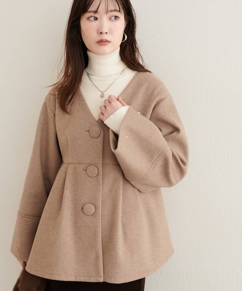 natural couture(ナチュラルクチュール)の「くるみ釦ペプラムジャケット(ノーカラージャケット・レディース・モカ/アイボリー/ブラック/ブラウン・FREE)」の1枚目の写真