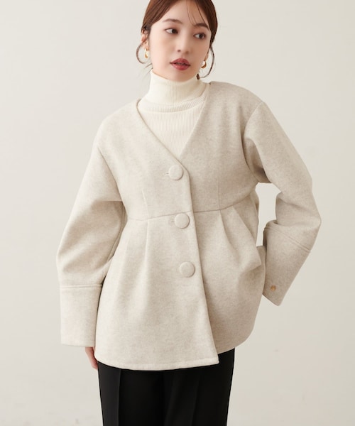 natural couture(ナチュラルクチュール)の「くるみ釦ペプラムジャケット(ノーカラージャケット・レディース・モカ/アイボリー/ブラック/ブラウン・FREE)」の2枚目の写真