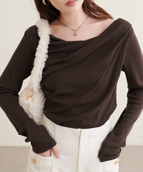 natural couture(ナチュラルクチュール)の「ドレープカットプルオーバー(Tシャツ/カットソー・レディース・ブラウン/アイボリー/チャコールグレー/ライトベージュ/ブラック・FREE)」の1枚目の写真