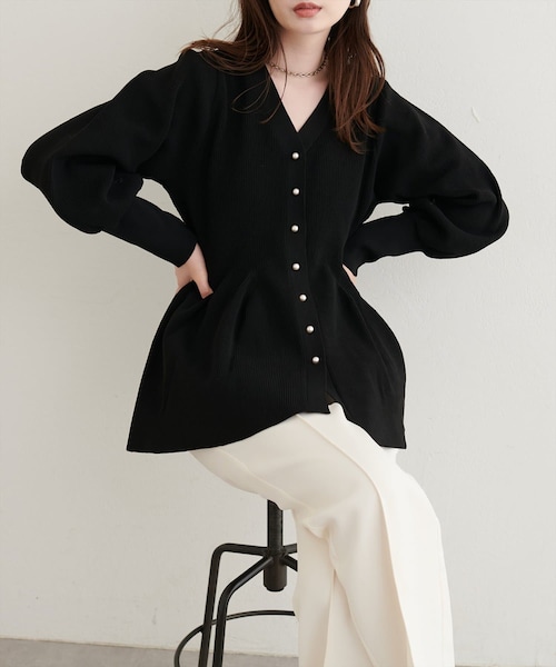 natural couture（ナチュラルクチュール）の「パール釦ペプラムポリニット（ニット/セーター・レディース・ネイビー/ブラック/ブラウン/パープル系その他/ブルー/オフホワイト/チャコールグレー/ピンクベージュ・FREE）」の3枚目の写真