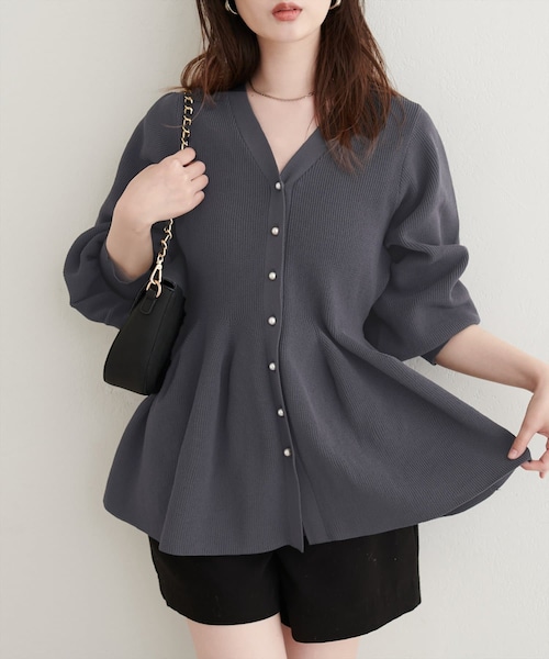 natural couture（ナチュラルクチュール）の「パール釦ペプラムポリニット（ニット/セーター・レディース・ネイビー/ブラック/ブラウン/パープル系その他/ブルー/オフホワイト/チャコールグレー/ピンクベージュ・FREE）」の4枚目の写真
