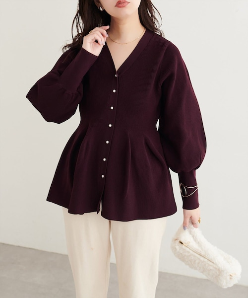 natural couture（ナチュラルクチュール）の「パール釦ペプラムポリニット（ニット/セーター・レディース・ネイビー/ブラック/ブラウン/パープル系その他/ブルー/オフホワイト/チャコールグレー/ピンクベージュ・FREE）」の8枚目の写真