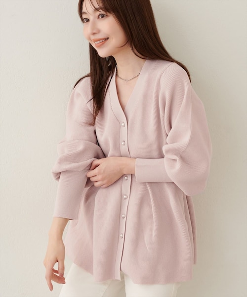 natural couture（ナチュラルクチュール）の「パール釦ペプラムポリニット（ニット/セーター・レディース・ネイビー/ブラック/ブラウン/パープル系その他/ブルー/オフホワイト/チャコールグレー/ピンクベージュ・FREE）」の6枚目の写真