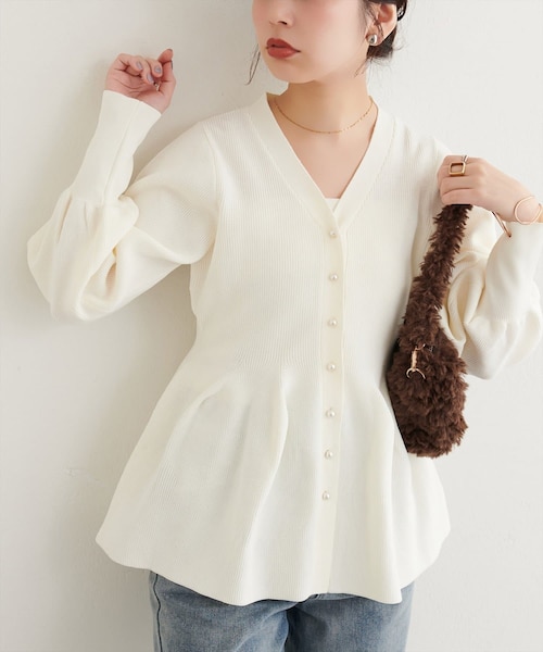 natural couture（ナチュラルクチュール）の「パール釦ペプラムポリニット（ニット/セーター・レディース・ネイビー/ブラック/ブラウン/パープル系その他/ブルー/オフホワイト/チャコールグレー/ピンクベージュ・FREE）」の2枚目の写真