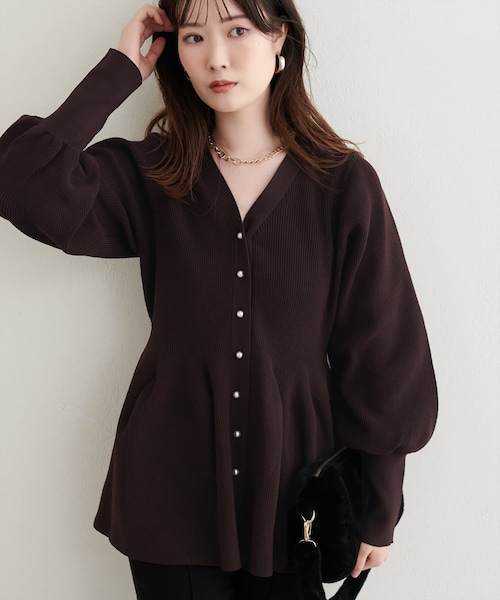 natural couture（ナチュラルクチュール）の「パール釦ペプラムポリニット（ニット/セーター・レディース・ネイビー/ブラック/ブラウン/パープル系その他/ブルー/オフホワイト/チャコールグレー/ピンクベージュ・FREE）」の5枚目の写真