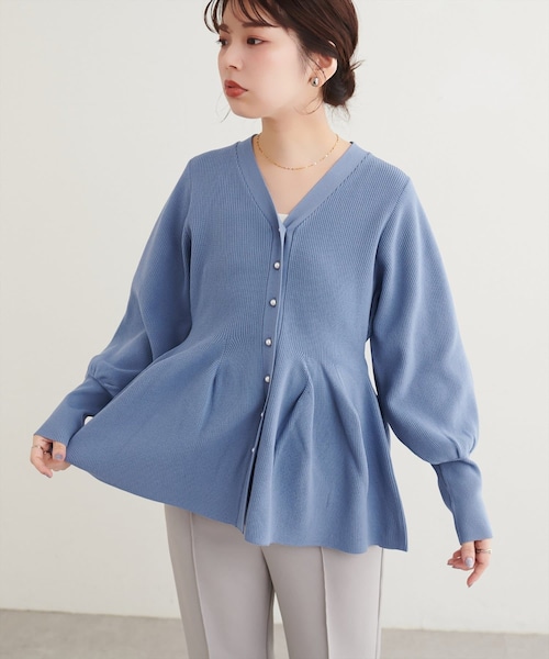 natural couture（ナチュラルクチュール）の「パール釦ペプラムポリニット（ニット/セーター・レディース・ネイビー/ブラック/ブラウン/パープル系その他/ブルー/オフホワイト/チャコールグレー/ピンクベージュ・FREE）」の7枚目の写真