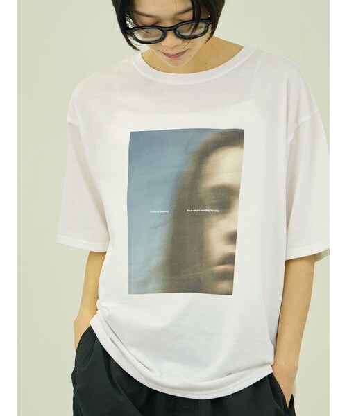 VICKY(ビッキー)の「ひんやりフォトTシャツ(トップス・レディース・オフホワイト/ホワイト系その他/アイボリー・M)」の2枚目の写真