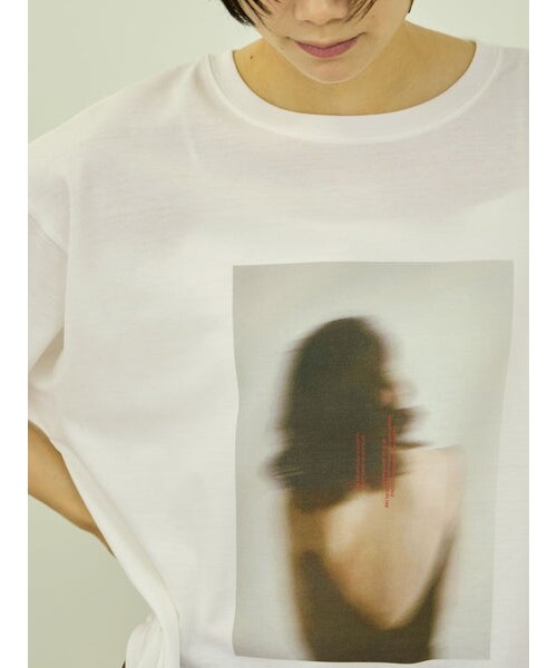 VICKY(ビッキー)の「ひんやりフォトTシャツ(トップス・レディース・オフホワイト/ホワイト系その他/アイボリー・M)」の1枚目の写真