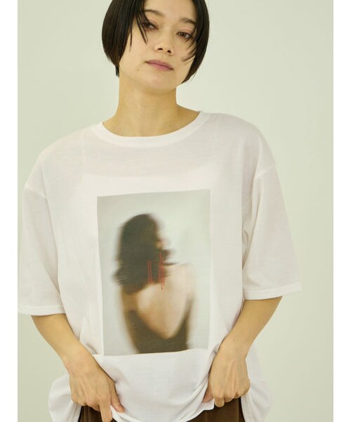 VICKY(ビッキー)の「ひんやりフォトTシャツ(トップス・レディース・オフホワイト/ホワイト系その他/アイボリー・M)」の4枚目の写真