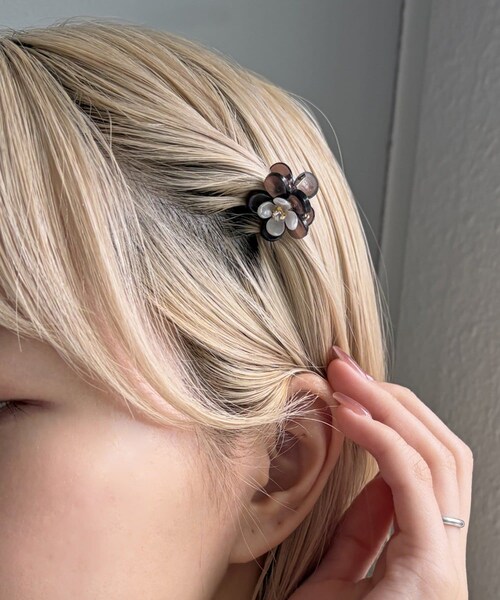 Lattice(Lattice)の「フラワーミニクリップセット(2P)(バレッタ/ヘアクリップ・レディース・ブラック/ブラウン/グレー・FREE)」の3枚目の写真