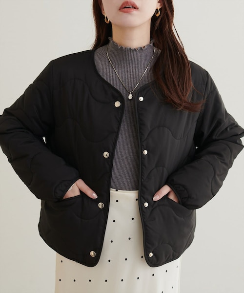 natural couture(ナチュラルクチュール)の「なみなみ柄キルティングジャケット(ノーカラージャケット・レディース・ブラック/サックスブルー/ブラウン/アイボリー・FREE)」の1枚目の写真