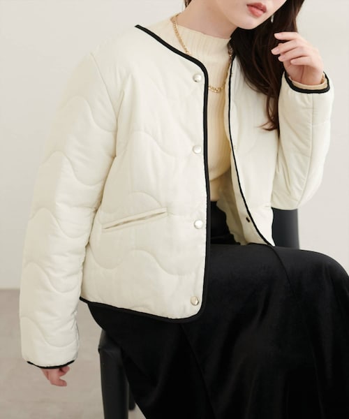 natural couture(ナチュラルクチュール)の「なみなみ柄キルティングジャケット(ノーカラージャケット・レディース・ブラック/サックスブルー/ブラウン/アイボリー・FREE)」の2枚目の写真