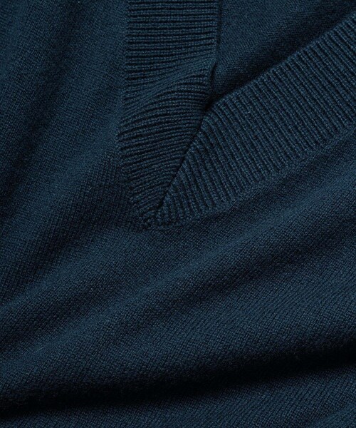 ADAM ET ROPE'（アダムエロペ）の「【WILD LIFE TAILOR】CASHMERE MIX V NECK PO（ニット/セーター・メンズ・グレー/ダークグリーン・L/M）」の8枚目の写真
