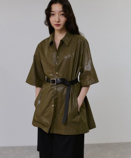 ADAM ET ROPE'（アダムエロペ）の「2WAYスリーブコーティングシャツブルゾン（ブルゾン・レディース・ブラック/カーキ・F）」の3枚目の写真