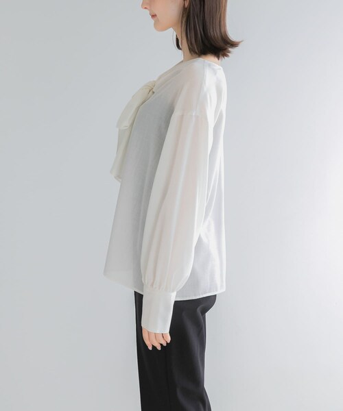URBAN RESEARCH ROSSO（アーバンリサーチロッソ）の「セミシアーウール混2WAYタイブラウス（シャツ/ブラウス・レディース・WHITE/GRAY/D/NAVY・Free）」の14枚目の写真