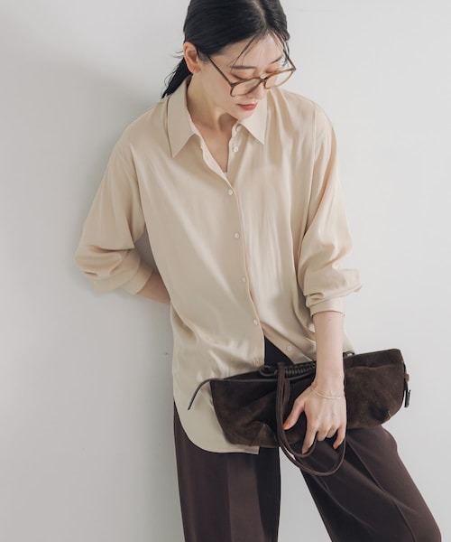 URBAN RESEARCH(アーバンリサーチ)の「レギュラーカラーシルキーシャツ(Tシャツ/カットソー・レディース・OFF/L.BEIGE・FREE)」の2枚目の写真