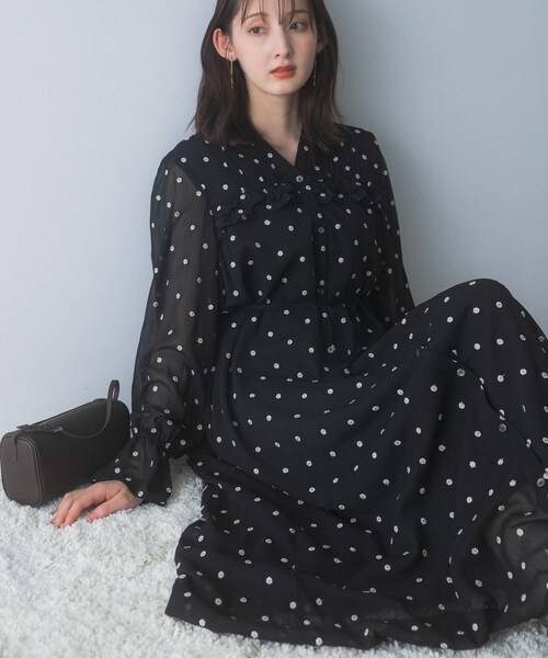 URBAN RESEARCH ROSSO（アーバンリサーチロッソ）の「『WEB限定』フラワー刺繍ピンタックフリルワンピース（ワンピース・レディース・BLACK・Free）」の4枚目の写真