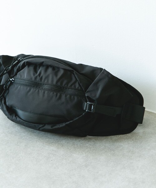 URBAN RESEARCH DOORS（アーバンリサーチドアーズ）の「フロントポケットボディバッグ（ショルダーバッグ・メンズ・BLACK/GRAY・-）」の3枚目の写真