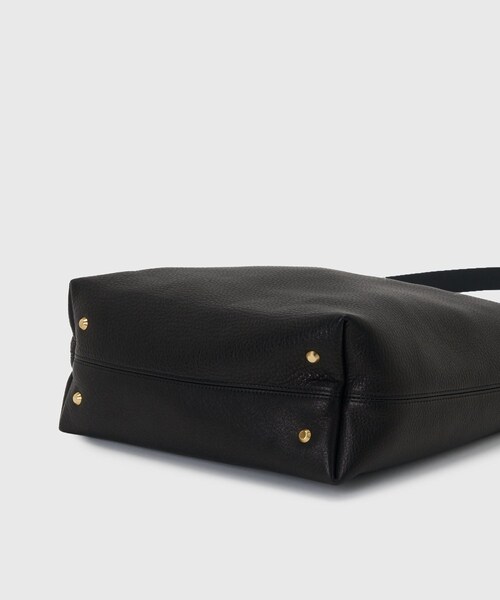 ADAM ET ROPE'（アダムエロペ）の「【HenderScheme/エンダースキーマ】twist shoulder large（ショルダーバッグ・メンズ・ブラック・F）」の5枚目の写真