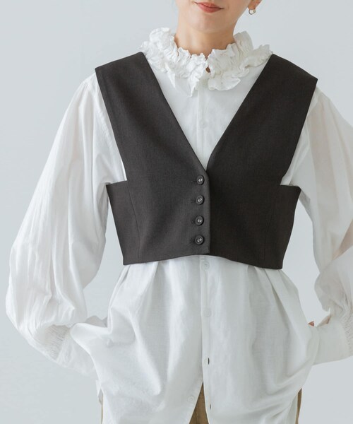 URBAN RESEARCH（アーバンリサーチ）の「Vネックショート丈ベスト（ベスト・レディース・BROWN/BLACK・FREE）」の4枚目の写真