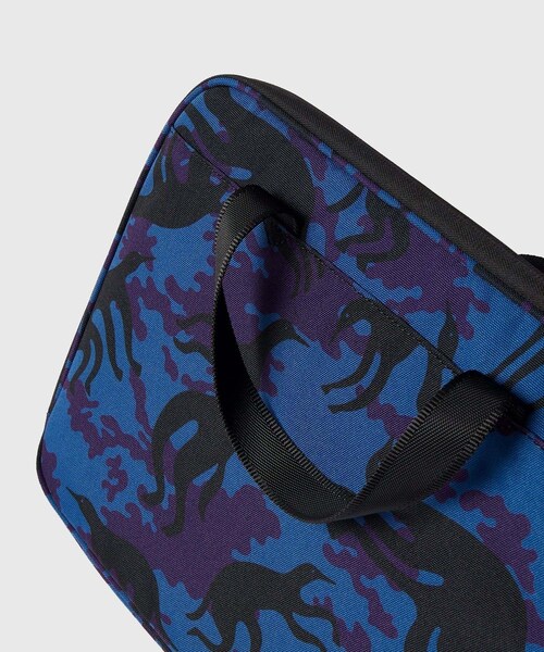 ADAM ET ROPE'（アダムエロペ）の「【by Parra/バイ・パラ】Purple camo beast laptop sleeve（ポーチ・メンズ・ブルー系・M）」の6枚目の写真