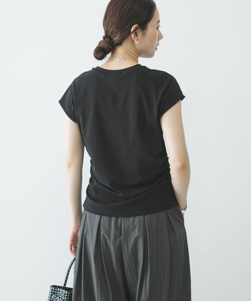 URBAN RESEARCH(アーバンリサーチ)の「サイドギャザーカットソー(Tシャツ/カットソー・レディース・OFF WHITE/BLACK/BROWN・Free)」の15枚目の写真
