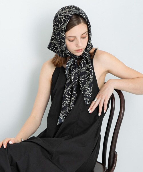 URBAN RESEARCH Sonny Label（アーバンリサーチサニーレーベル）の「大判ニュアンスプリントスカーフ（バンダナ/スカーフ・レディース・ピスタチオ系/ブラック系/ブラウン系・FREE）」の6枚目の写真