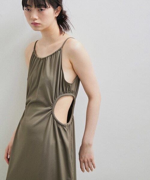 ADAM ET ROPE'(アダムエロペ)の「カットアウトキャミワンピース(ワンピース・レディース・ブラック/カーキ・F)」の3枚目の写真