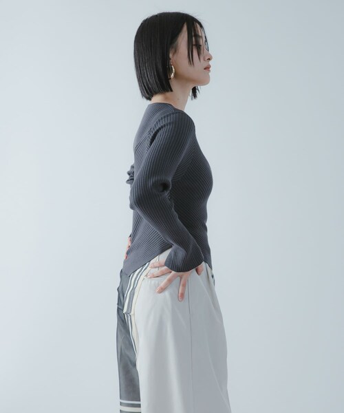 SENSE OF PLACE by URBAN RESEARCH(センスオブプレイスバイアーバンリサーチ)の「『洗濯可/防花粉』SKINProofアシメヘムボートネックセーター(ニット/セーター・レディース・CHARCOAL/IVORY/NAVY/PINK・One)」の17枚目の写真