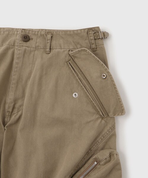 ADAM ET ROPE'(アダムエロペ)の「【NVRFRGT/ネヴァーフォーゲット】3D TWISTED CARGO PANTS(カーゴパンツ・メンズ・ブラック/ベージュ・1/2)」の8枚目の写真