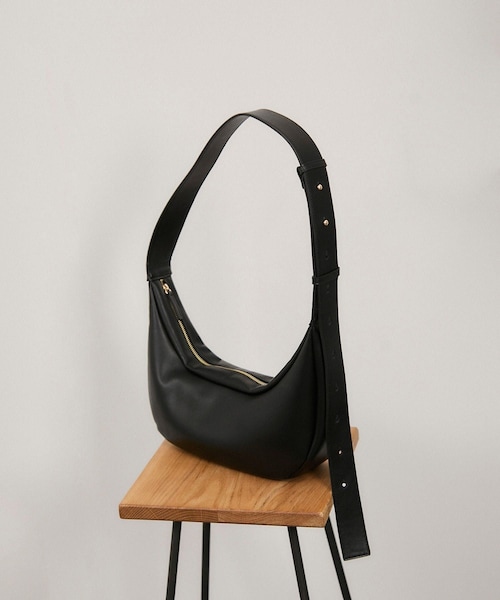 ADAM ET ROPE'（アダムエロペ）の「【WEB限定】スプリットレザームーンショルダー（ショルダーバッグ・レディース・ブラック/オフホワイト/ダークブラウン・F）」の2枚目の写真