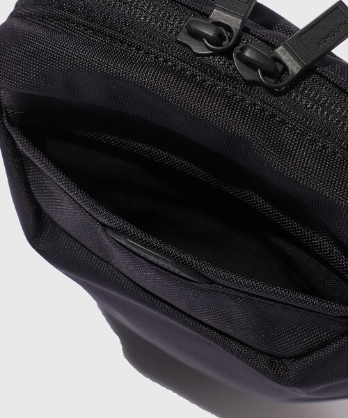 ADAM ET ROPE'（アダムエロペ）の「【MONOLITH/モノリス】SHOULDER STANDARD SSS（ショルダーバッグ・メンズ・ブラック・F）」の19枚目の写真