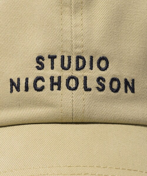 ADAM ET ROPE'(アダムエロペ)の「【STUDIO NICHOLSON/スタジオニコルソン】LOGO CAP SNM(キャップ・メンズ・ベージュ/ネイビー・F)」の6枚目の写真