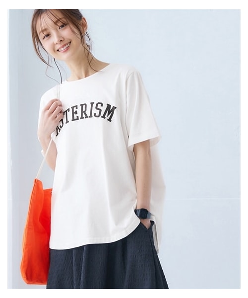 nissen（ニッセン）の「【吸汗速乾】裾ラウンドプリントＴシャツ＜大きいサイズ有＞（Tシャツ/カットソー・レディース・オフホワイト:フレンチロゴ/黒:フレンチロゴ/在庫限り_黒:ロゴ/在庫限り_アイスブルー:カレッジロゴ/在庫限り_オフホワイト:カレッジロゴ/在庫限り_ピンクベージュ:花ロゴ/在庫限り_グレージュ:草木/在庫限り_ライトカーキ:ブックネコ/在庫限り_杢グレー:胸ネコ/在庫限り_グレージュ:胸ネコ/オートミール:花/グレージュ:大人ロゴ/グレー:カレッジロゴ/黒:胸ネコ/ブルー:ブックネコ/ダスティピンク:オーシャン/ダスティミント:ペンギン/ライトグレー杢:ネコ/コーラルピンク:花/ネイビー:スマイル/アイスブルー:ハートロゴ・S/M/L/LL/3L/4L/5L/6L）」の2枚目の写真