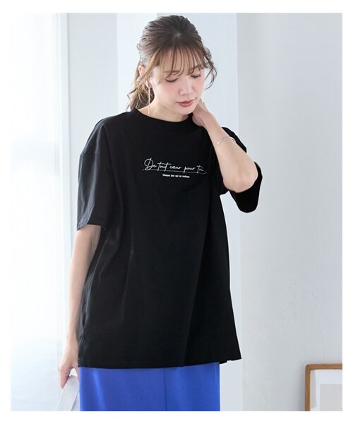 nissen（ニッセン）の「＜大きいサイズ＞ 【ひんやりコットン】綿100％ゆるシルエットプリントＴシャツ（接触冷感・UVカット）（Tシャツ/カットソー・レディース・黒(フォト猫)/ピンクベージュ(靴)/チャコール(フラワー)/黒(メッセージ)/グレイッシュベージュ(ロゴ)/サンドベージュ(バックロゴ)/アッシュブルー(メッセージ)/オフホワイト(フォト)/チャコール(バックプリント)/ネイビー(ヴィンテージ風)/モカブラウン(ロゴ)/グレイッシュネイビー(ナンバー)/チャコール(フォト)/グリーン(CAT)/黒(ロゴメッセージ)/グレージュ(ウサギ)/コーラルピンク(変身ポーズ)/黒(フラワー&ロゴ)/ネイビー(月とメッセージ)・L/LL/3L/4L/5L/6L/8L/10L/M）」の15枚目の写真