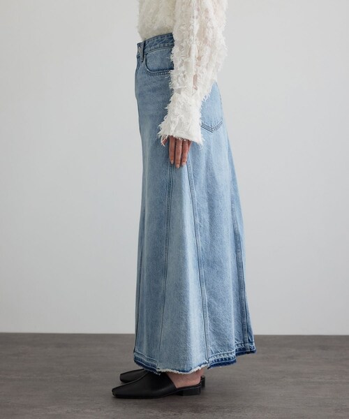 ADAM ET ROPE'(アダムエロペ)の「【WEB限定】リメイクライクデニムスカート(デニムスカート・レディース・オフホワイト/サックス・M/S)」の11枚目の写真