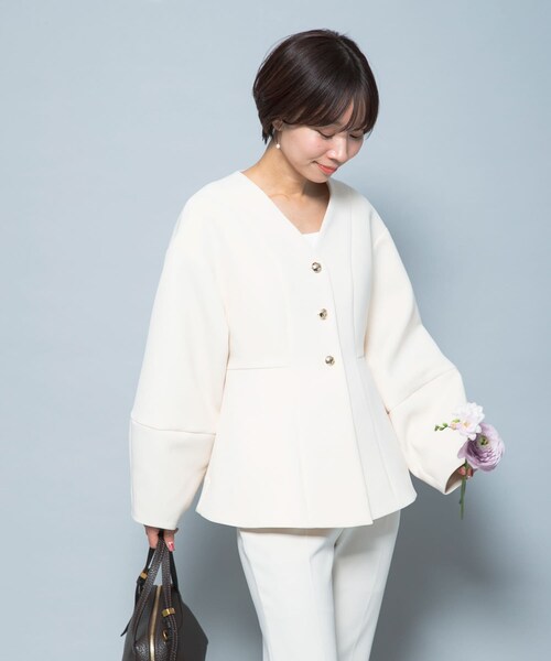 URBAN RESEARCH ROSSO（アーバンリサーチロッソ）の「『WEB限定』デザインボタンペプラムツイルジャケット（ノーカラージャケット・レディース・IVORY/BLACK・Free）」の5枚目の写真