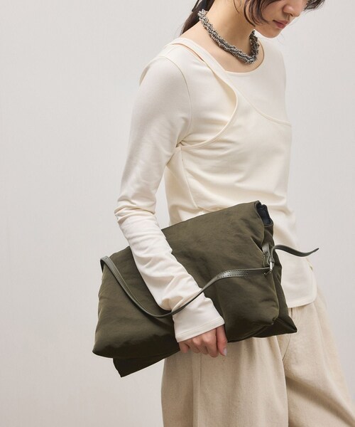 ADAM ET ROPE'（アダムエロペ）の「ダブルポケットパテッドショルダー（ショルダーバッグ・レディース・ブラック/カーキ・F）」の2枚目の写真