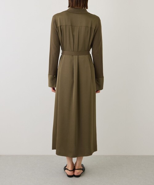 ROPE'（ロペ）の「【J'aDoRe・一部店舗限定サイズ】サテンコンビオープンカラーニットワンピース/イージーケア（ワンピース・レディース・ブラック/カーキ・F）」の17枚目の写真