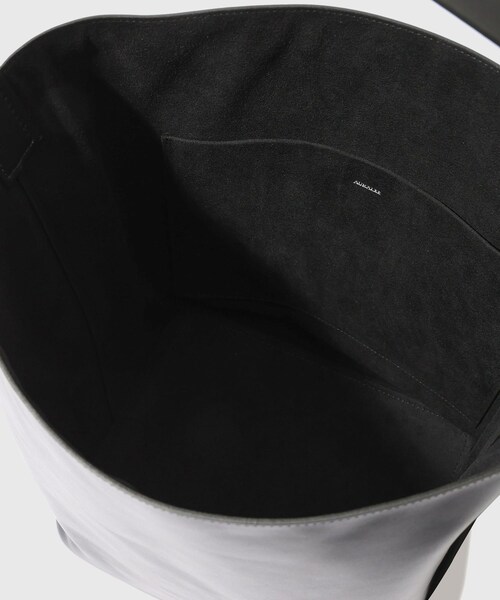 ADAM ET ROPE'(アダムエロペ)の「【AURALEE/オーラリー】LEATHER SHOULDER BAG - M MADE BY AETA(ショルダーバッグ・メンズ・ブラック・F)」の16枚目の写真