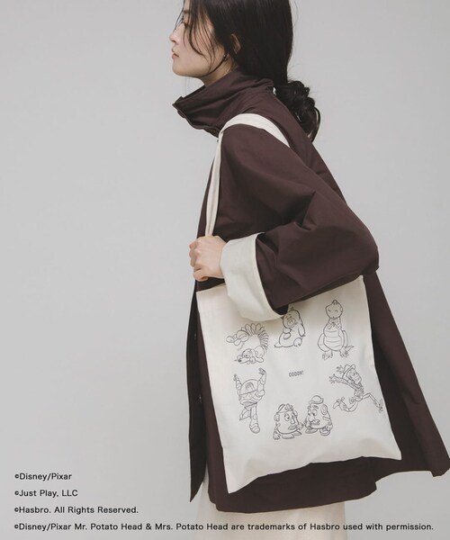 KBF（ケイビーエフ）の「TOYSTORY/トートバッグ（トートバッグ・レディース・IVORY/CHARCOAL・One）」の6枚目の写真