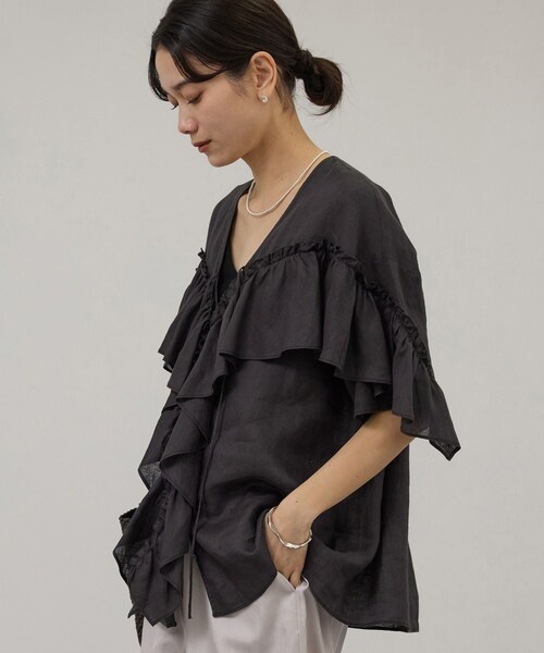 ADAM ET ROPE'(アダムエロペ)の「【WEB限定】ヨーロピアンリネンルジェフリルブラウス(シャツ/ブラウス・レディース・チャコール/ホワイト/ブルー系・F)」の10枚目の写真