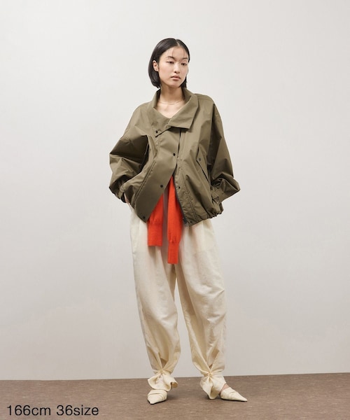 ADAM ET ROPE'（アダムエロペ）の「ファンクションドロストブルゾン/撥水（ナイロンジャケット・レディース・ブラック/カーキ・36/38）」の7枚目の写真