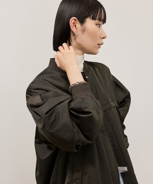ADAM ET ROPE'(アダムエロペ)の「【WEB限定】・【定番】パフスリーブMA1(MA-1・レディース・ブラック/ダークブラウン/ブラウン・F)」の16枚目の写真