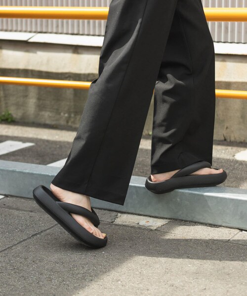 SENSE OF PLACE by URBAN RESEARCH（センスオブプレイスバイアーバンリサーチ）の「『WEB限定』トングクッションサンダル（サンダル・レディース・BLACK・24/25）」の4枚目の写真