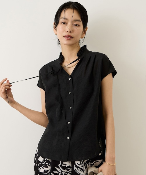 ROPE'(ロペ)の「【WEB限定カラー】スタンドフリルスキッパーブラウス(無地・ピンストライプ)/イージーケア(シャツ/ブラウス・レディース・ブラック/ホワイト系/ブルー/ピンク・F)」の3枚目の写真
