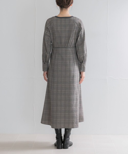 URBAN RESEARCH ROSSO（アーバンリサーチロッソ）の「『一部WEB限定カラー』バイカラーチェックナローワンピース（ワンピース・レディース・BROWN/BEIGE/NAVY・Free）」の5枚目の写真