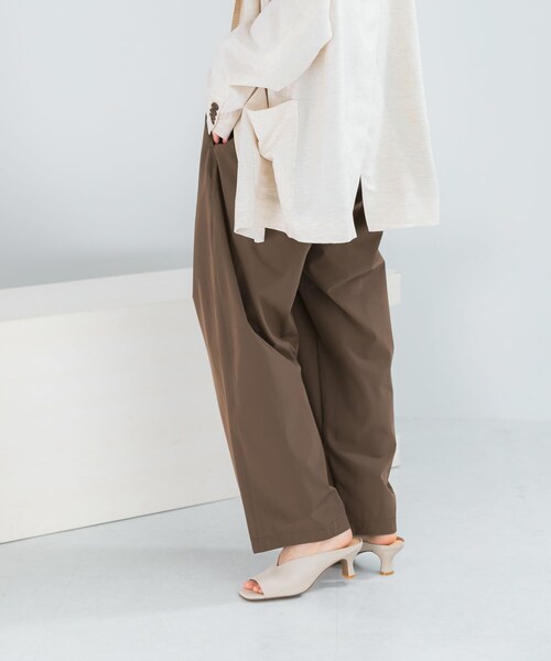 URBAN RESEARCH ROSSO（アーバンリサーチロッソ）の「ELENDEEK　EASY TUCK COCOON PANTS（その他パンツ・レディース・O.WHT/BLK/MNT/BRN・1/2）」の20枚目の写真