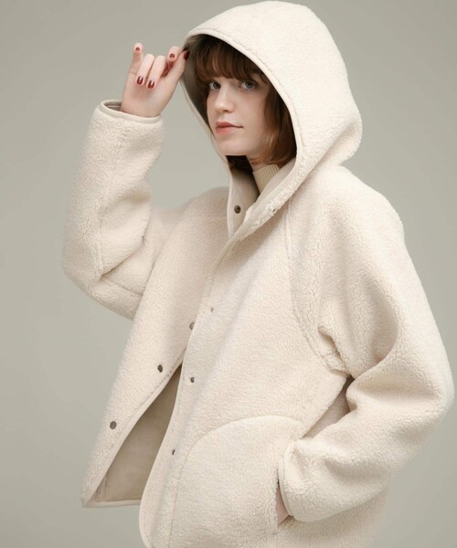 URBAN RESEARCH Sonny Label（アーバンリサーチサニーレーベル）の「ムートンリバーシブルフーディーコート（ムートンコート・レディース・CCLxCCL/IVOxBEG/OFF×CAM・36/38）」の22枚目の写真